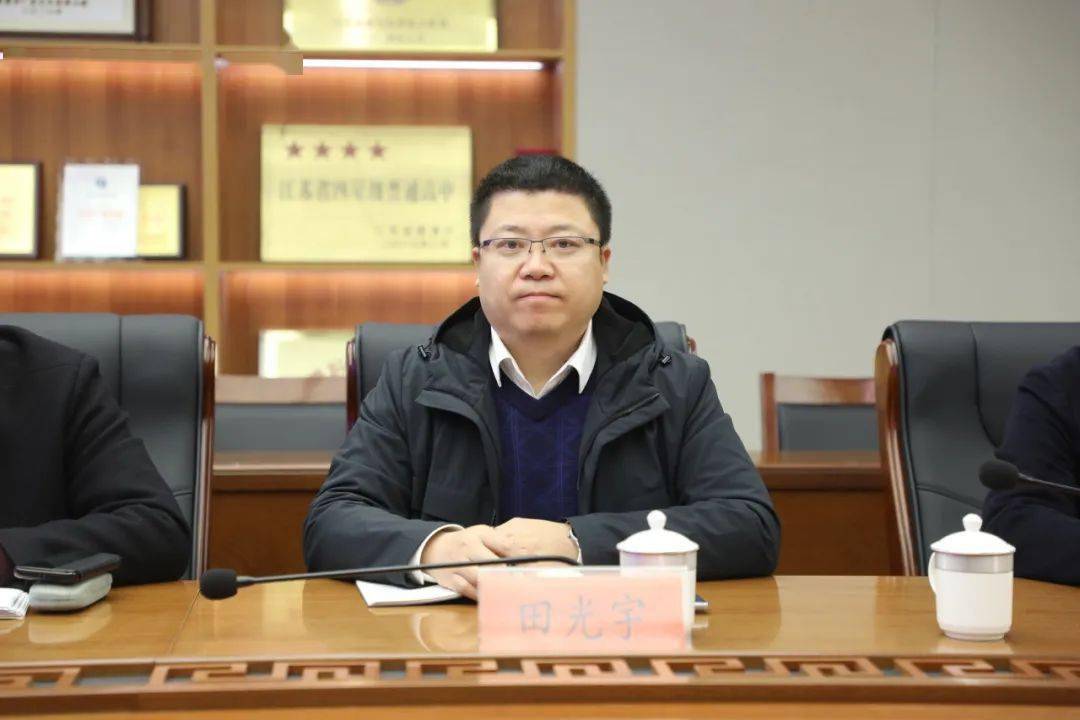 顾庆华书记和田光宇校长分别对学校的发展情况和办学业绩做了介绍.