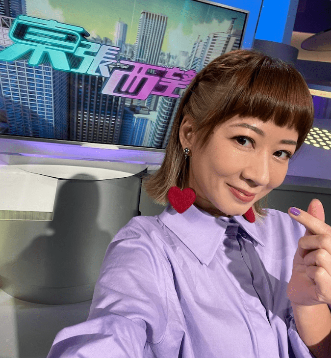 2012年起开始担任《东张西望》的主持,至今已经是超过十年的老臣了!