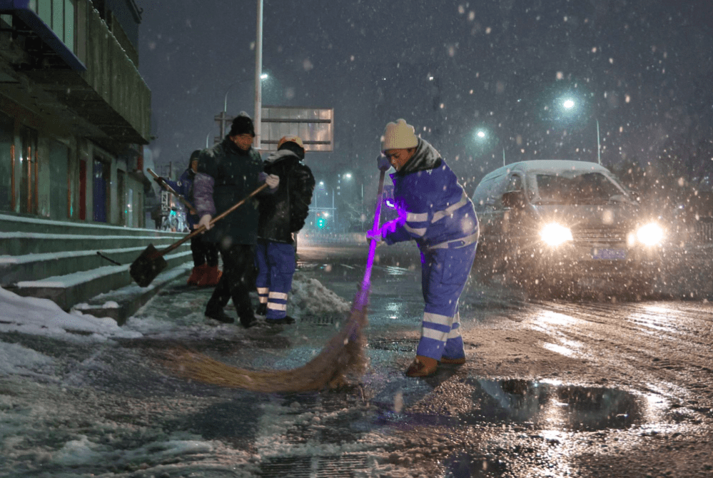 保障市民出行,环卫工人天没亮就开始清扫积雪