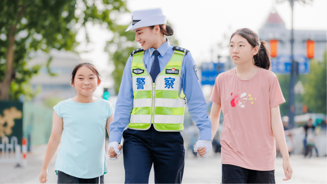 江苏盐城女交警芦雪图片