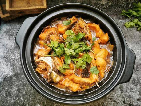 冬季热门菜式，既鲜嫩美味又温中补气，今晚餐桌少不了它 