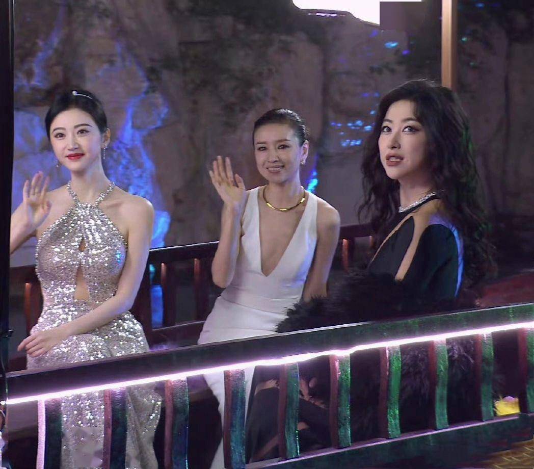 景甜又美出圈了,穿亮片挂脖裙端庄贵气,同框朱珠,董洁也不输_大衣