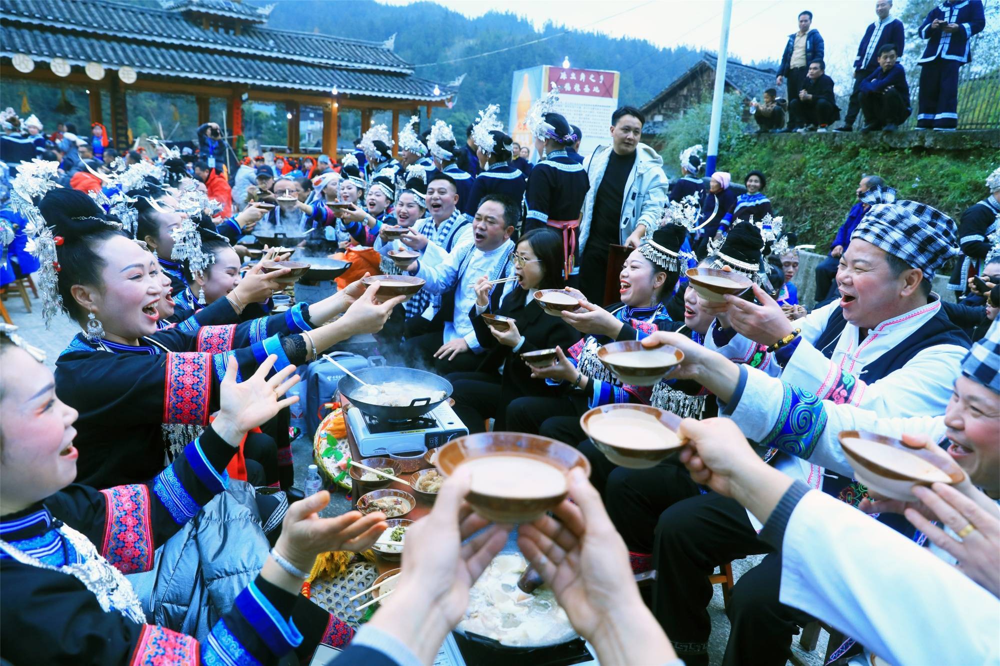 贵州高山流水喝酒图片