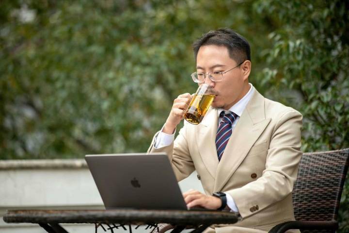 张潇告诉我,他正在写一个新剧本,目前还处于和导演讨论的阶段.