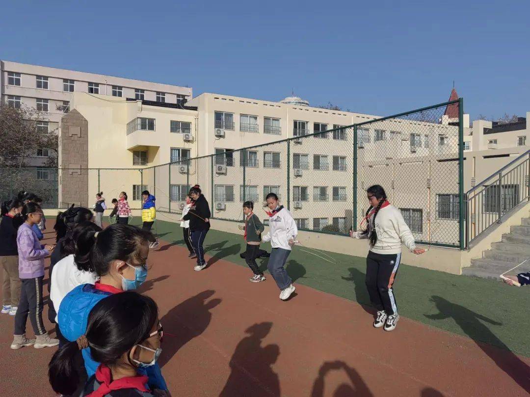 61童健,绳彩飞扬"——青岛人民路第二小学举行冬季跳绳比赛_年级