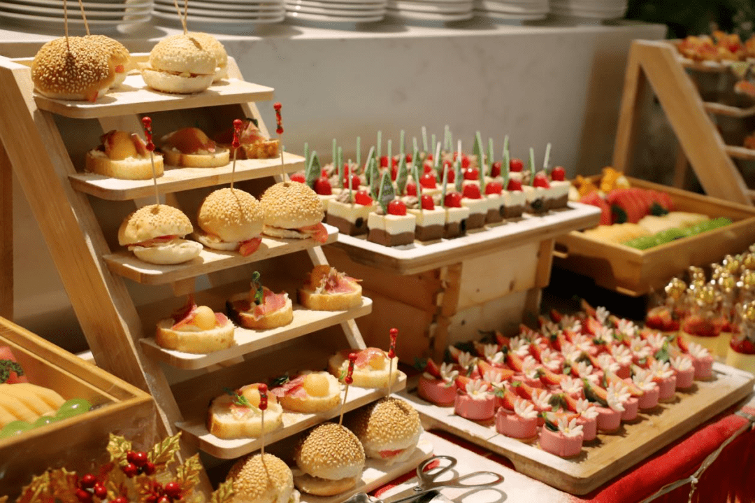 大理悦云雅阁度假酒店圆满举行"悦云-悦人达己"圣诞点灯仪式,开启缤纷