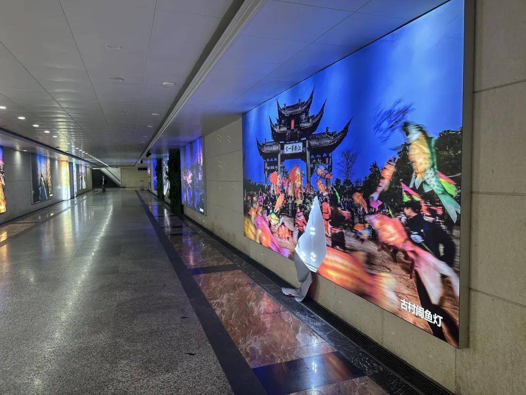 八一北街和中山西路两侧共有4个地下通道,分别去往人民广场,海洋大厦