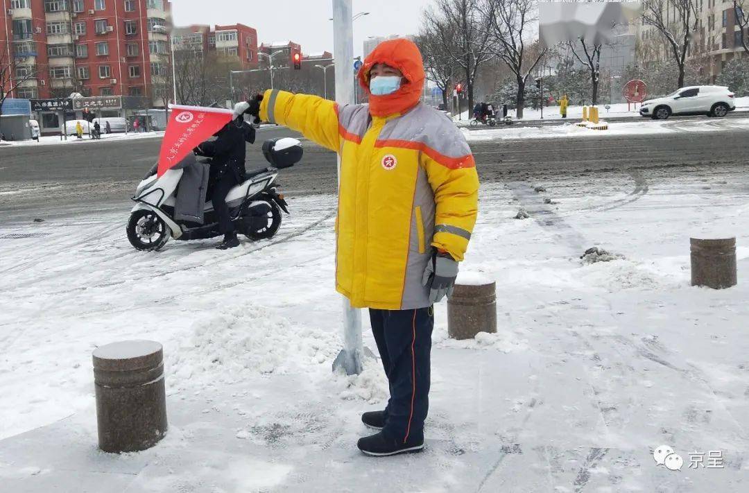 冒雪執勤的交警.京城拍客 劉春發/攝故宮護城河邊掃雪人.