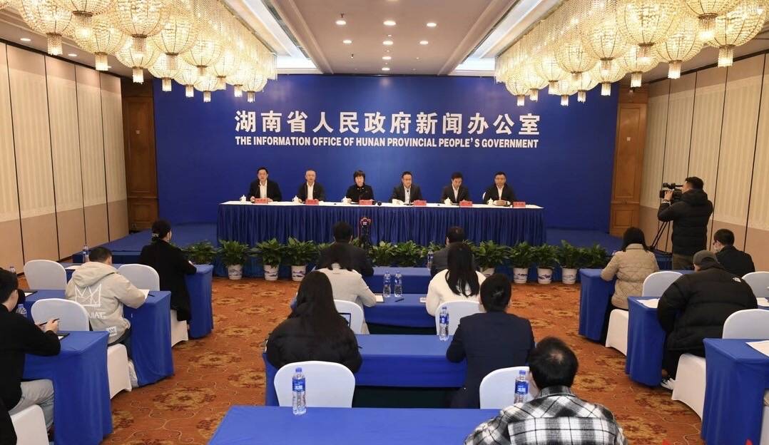 12月13日，长沙银行副行长李兴双在湖南省企业收支流水征信平台新闻发布会