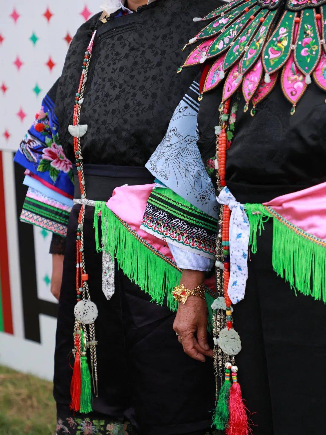 例如将绣满了代表洱海的波浪纹的红色腰带当做发带,又如将白族人在