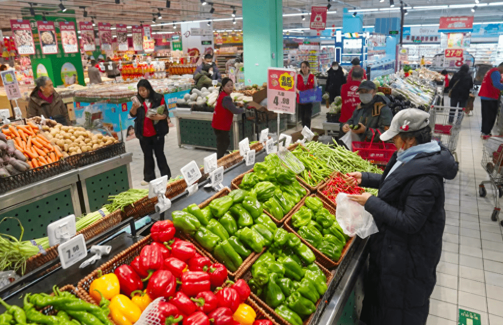 12月13日,门头沟区物美超市双峪环岛店,各样肉蛋菜果等生活必需品货量