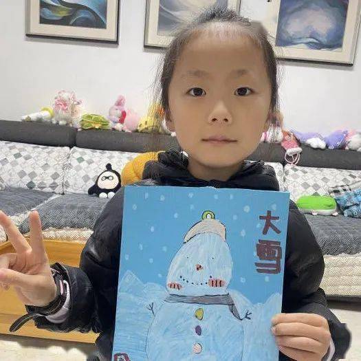 用卡纸和水彩笔绘画创意十足的小雪人,小手套,小棉袄,小雪花,把冬天装