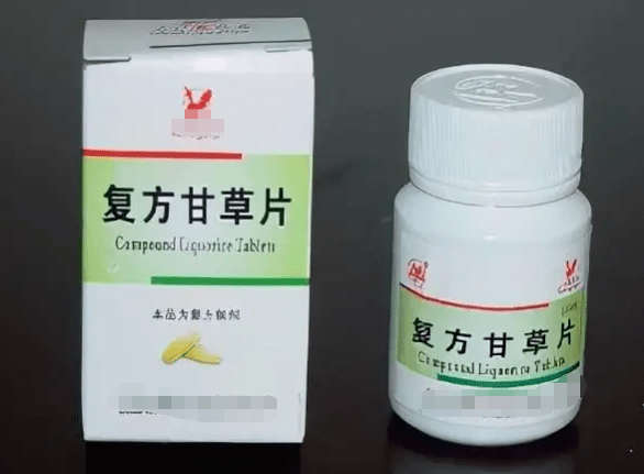 复方甘草片是常用的止咳药,由甘草浸膏粉,阿片粉,樟脑,八角茴香油,苯