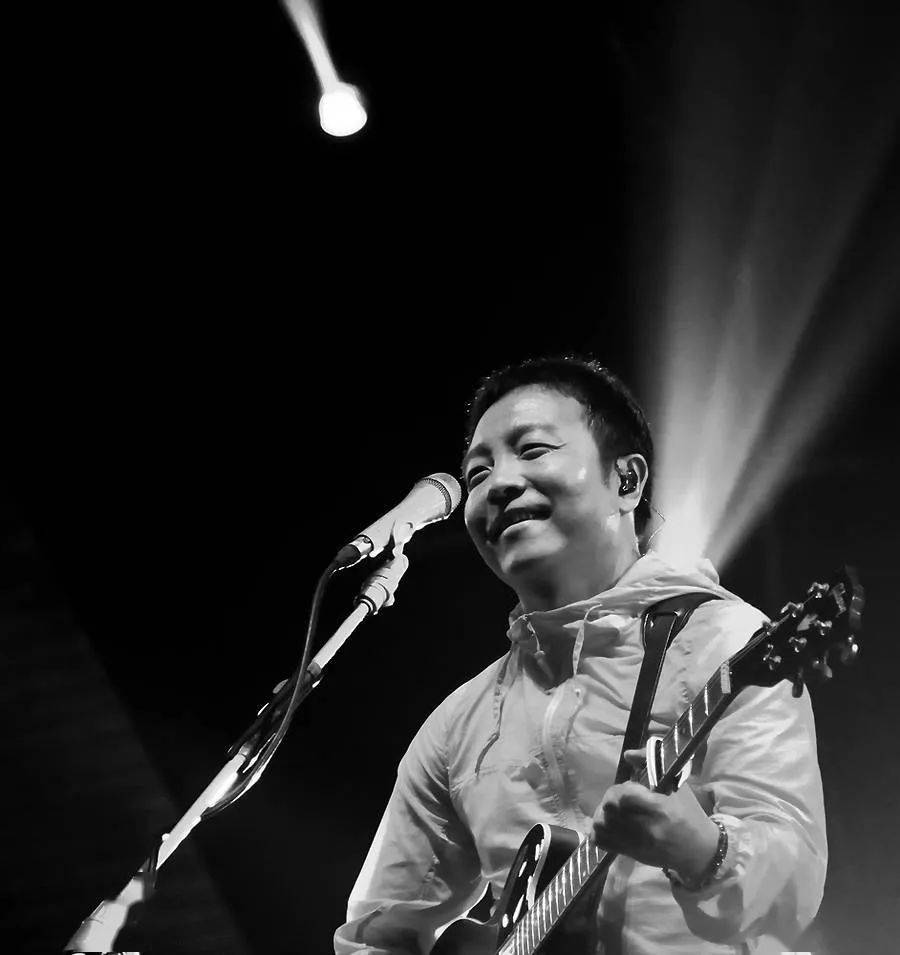 许巍55岁,"摇滚老炮"人到中年,近况曝光:前半生受抑郁症折磨,后半生只