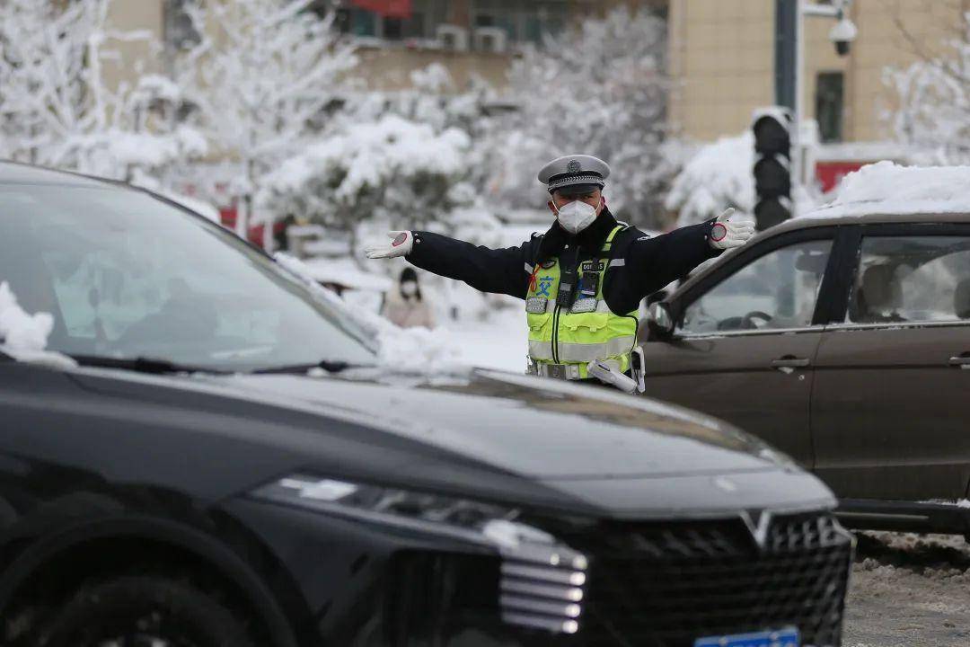 近日惡劣天氣期間,鄭州交警將全力服務市民安全出行,全力維護道路交通