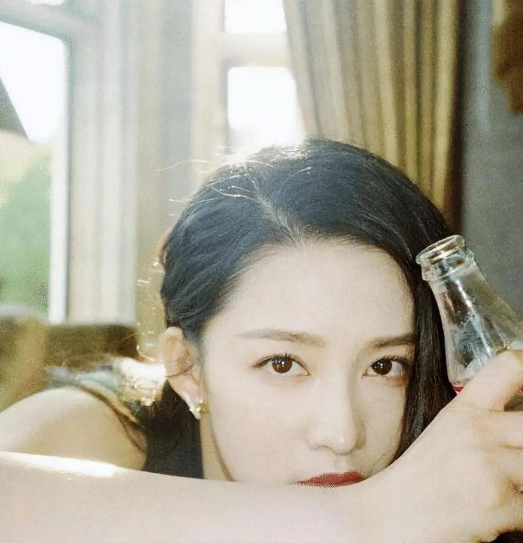 李沁写真照曝光,不羁与性感完美融合,让人不禁为之倾倒_可乐_生活