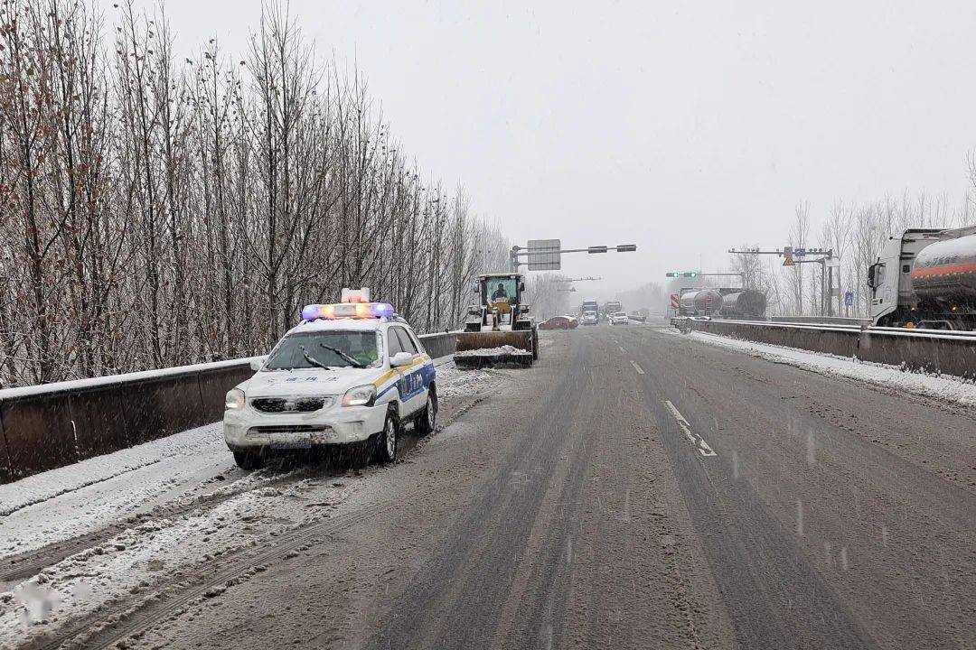 大雪紛飛一輛外地貨車燃油耗盡無法行駛濱州開發區交警協調加油站打油