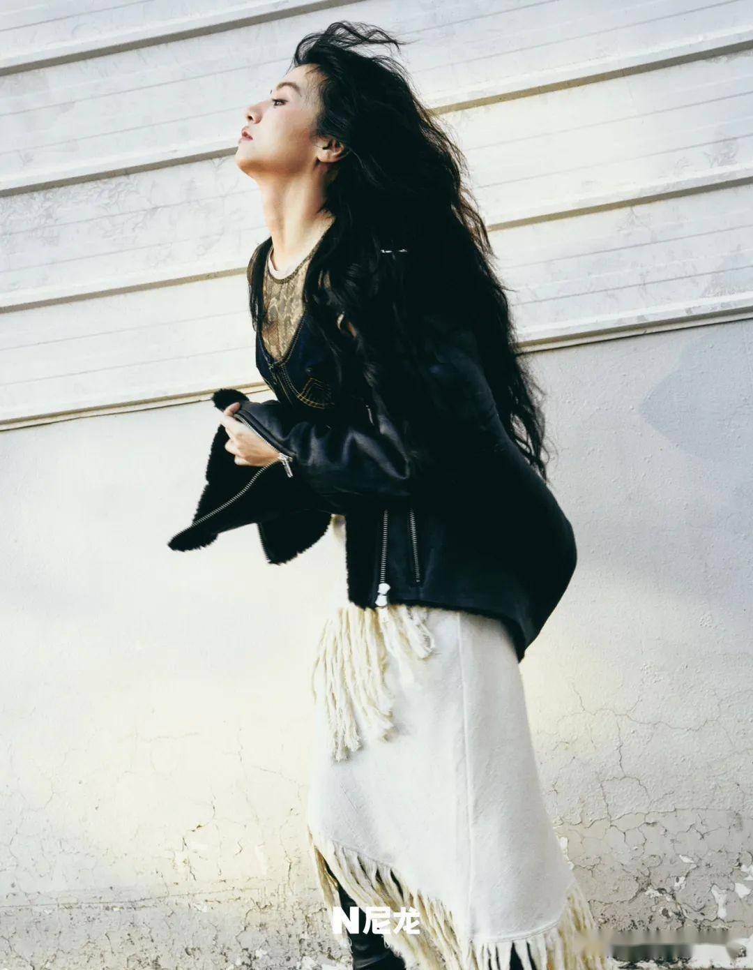 女星春夏《尼龙》12月刊封面,慵懒可爱造型展现鲜活灵动