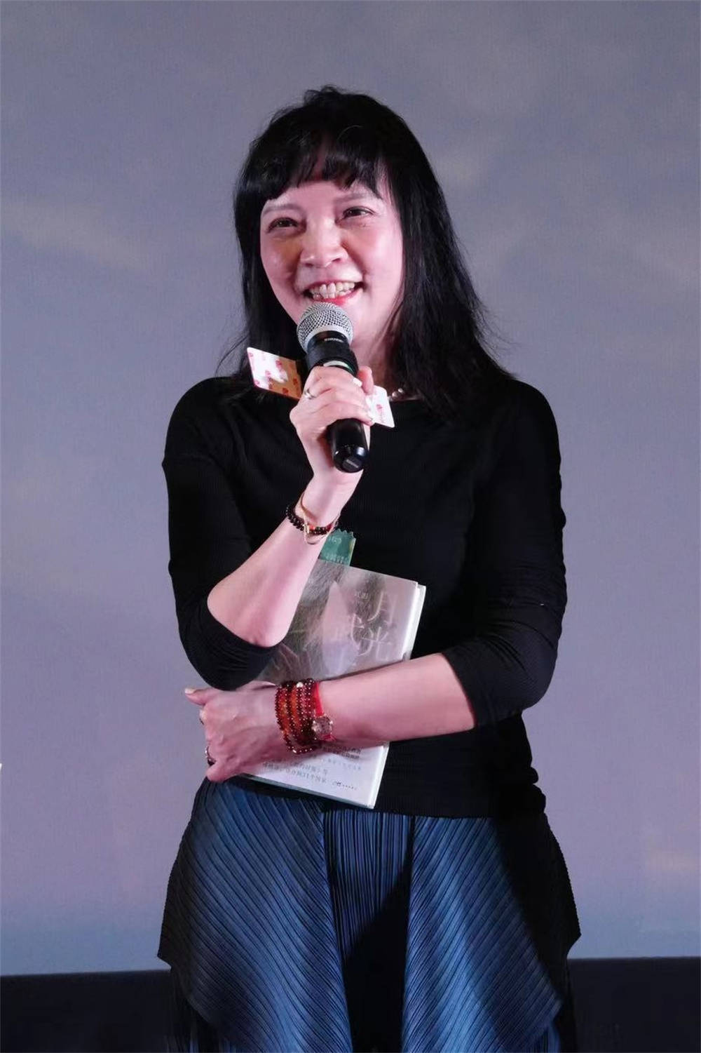 专访丨《月光武士》导演虹影:罂粟花与白月光_电影_短篇小说_少年