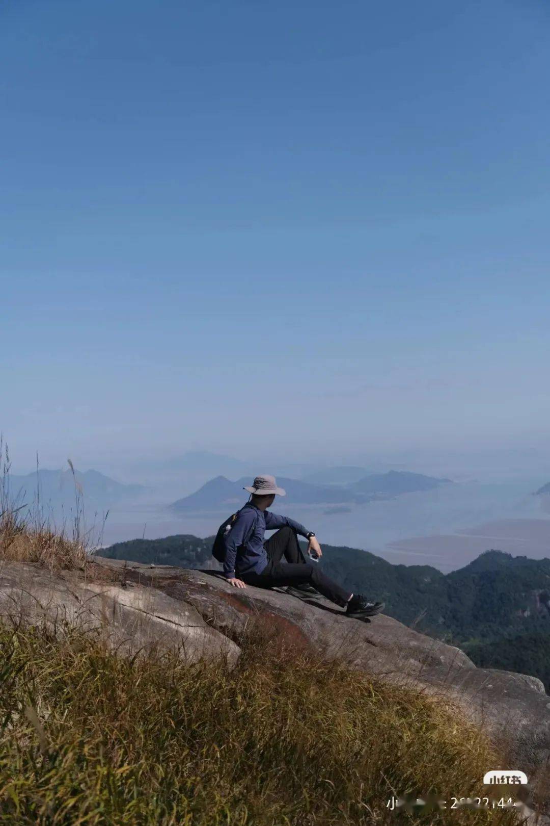 仰头是蓝天,俯视是碧海,还有包裹周身的金色的梦.