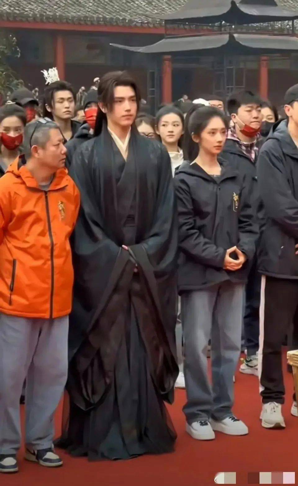 蔡徐坤正式复出?王鸥待产中?w成年爱豆偷约p?刘亦菲抢饼杨紫琼?