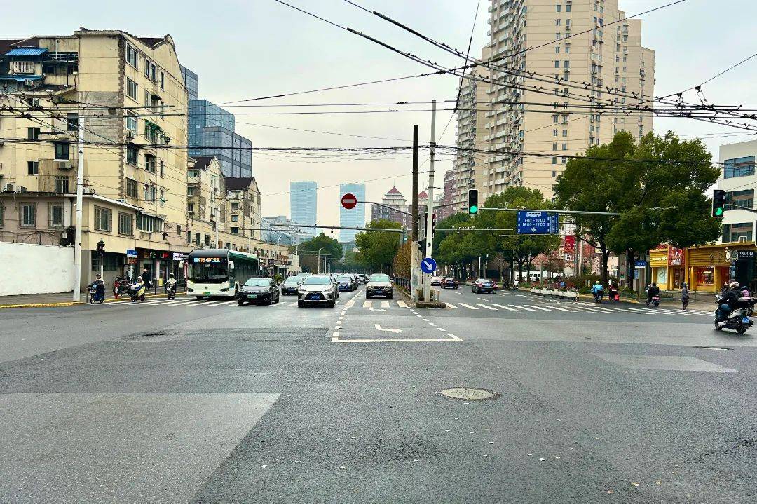 03水电路汶水东路路口水电路转弯向西进入中环车辆集中,造成转弯车道