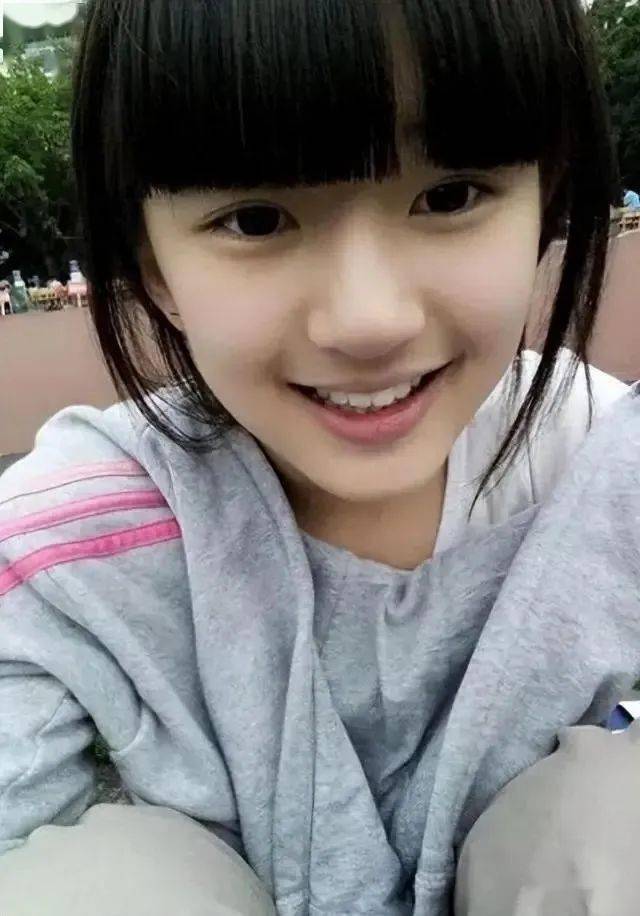 在她演戏走红后,大家考古到这张照片,才发现当初在qq空间火爆一时的小