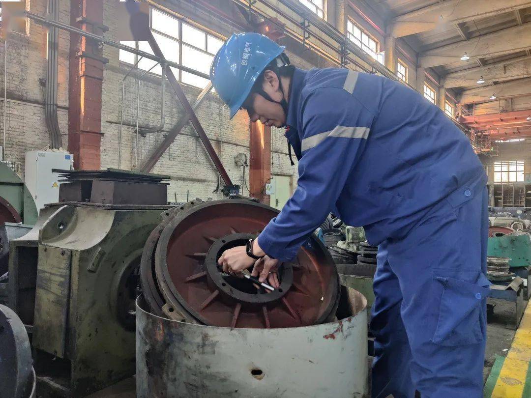 在电气公司(森鼎公司)电机厂承办的电机装配工职业技能竞赛现场