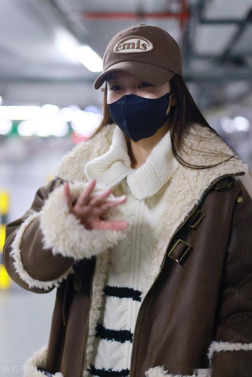 街拍:文咏珊拉链毛衣 棒球帽率性复古_外套_机场_皮毛