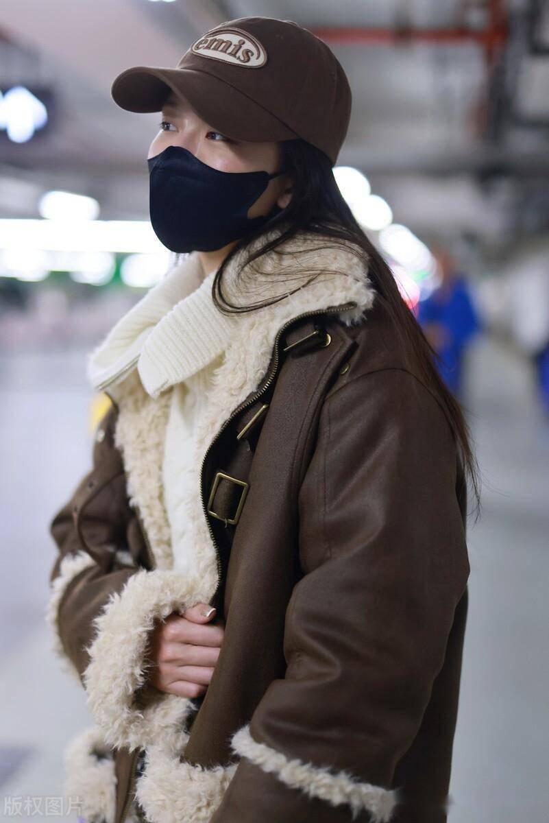 街拍:文咏珊拉链毛衣 棒球帽率性复古_外套_机场_皮毛