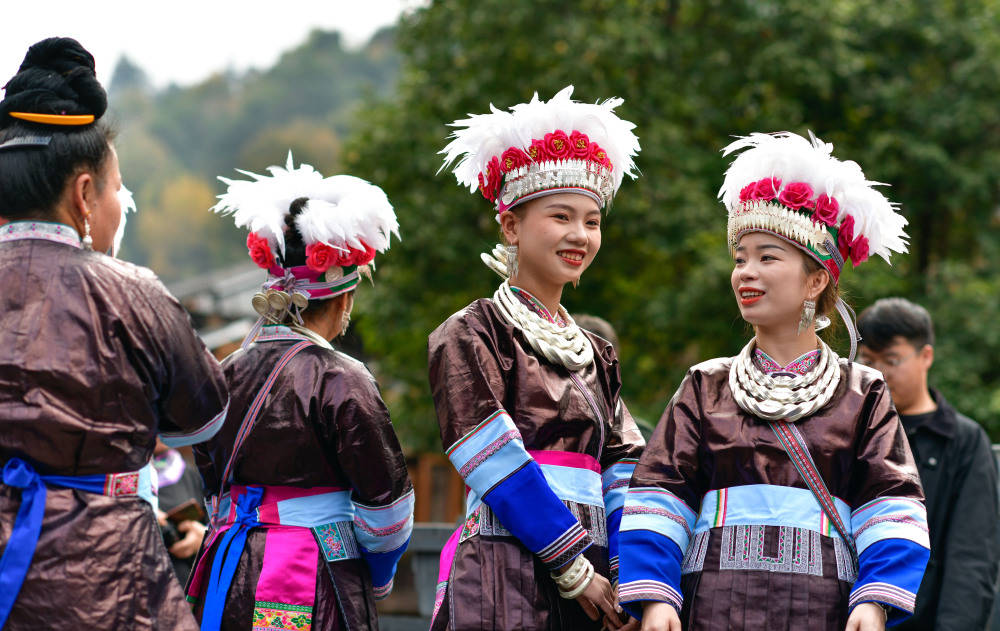 12月15日,在贵州省黎平县肇兴侗寨,侗族群众身穿节日盛装参加侗年巡游