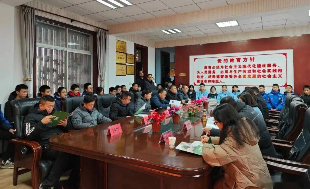 来自眉县城关二中,齐镇中学,槐芽初中等7所初中的36名贫困学生接受了