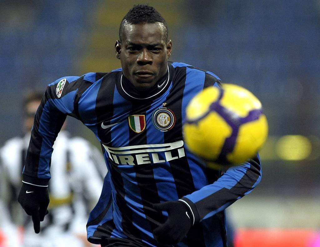 巴洛特利:我认为近年来最强前锋是本泽马 苏亚雷斯强于伊布_劳塔罗