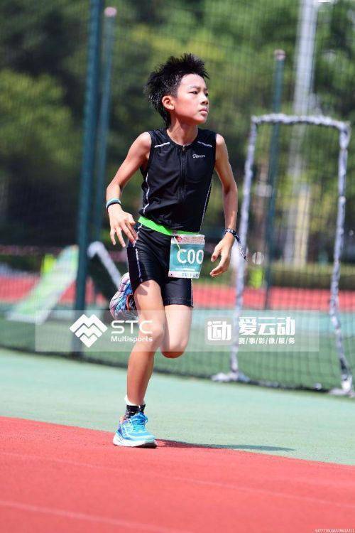 從幼兒園開始,他們就參加各種體育運動,游泳,騎車,籃球,空手道,足球