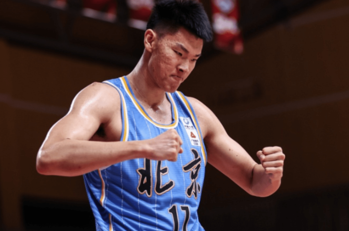 11米神塔空有身高 三冠王当初不该错过周琦?_北京男篮_范子铭_李根