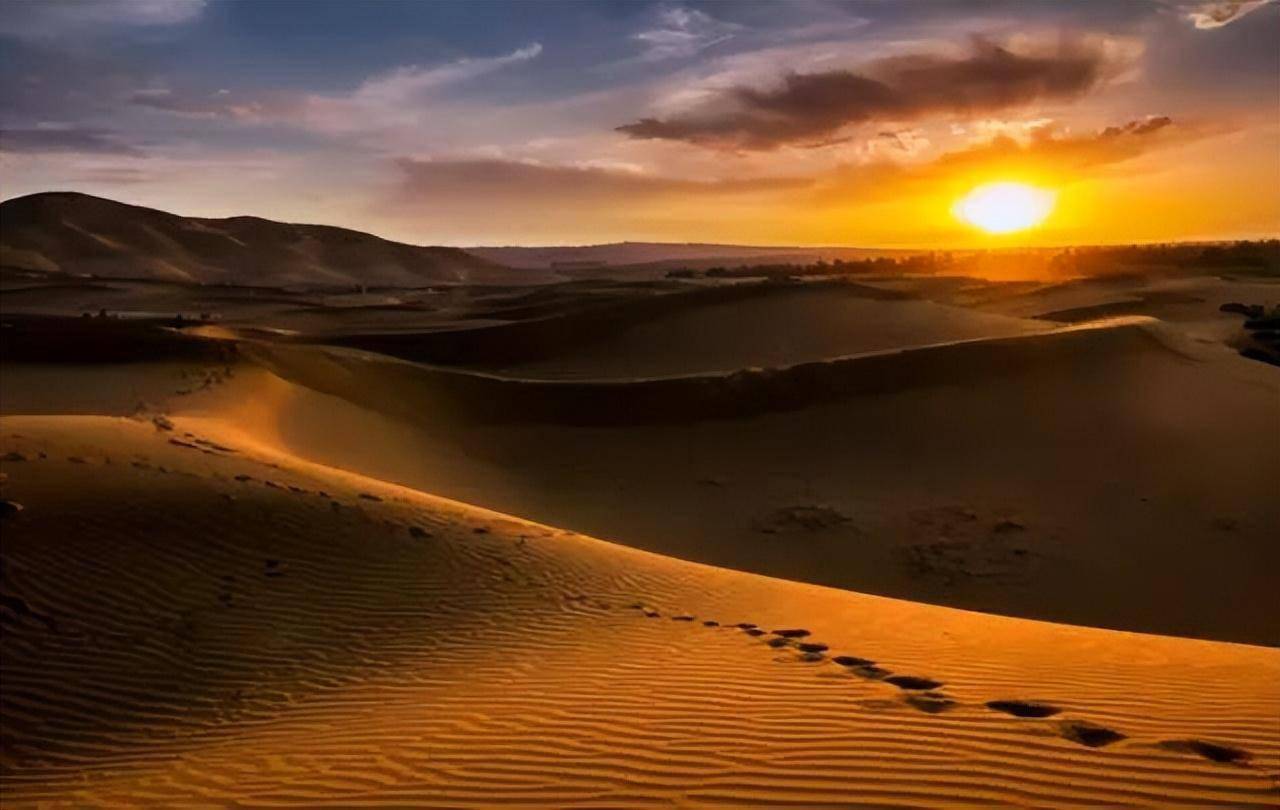 站在大漠深处沙山之巅,可静观大漠日出的绚丽,目睹夕阳染沙的缤纷,让
