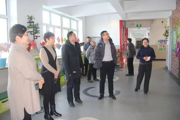 12月12日下午,著名教育专家李志欣校长在五常市教育局张忠涛局长等