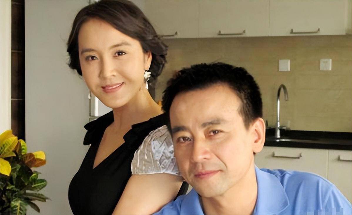 他是著名老戏骨,三段恋情均失败,娶小23岁妻子,48