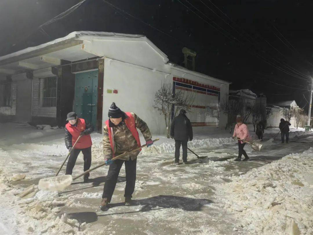 雙廟鎮雙廟鎮出動大型剷車,颳雪機等清雪機械,對各村主幹道和衛生院