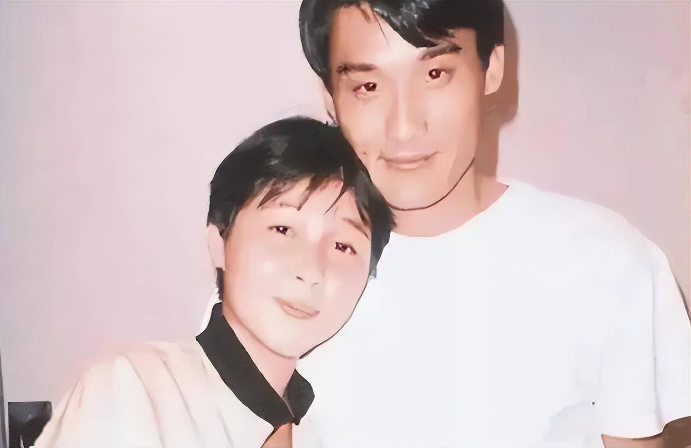 导致他的身材走形体重狂飙,很多粉丝感觉江嘉年根本配不上梁家辉,但