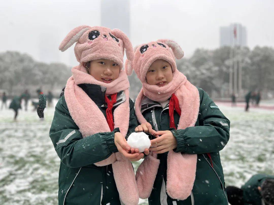南师附中黄山路小学2023年冬季南京的第一场大雪如期而至,洁白轻盈的