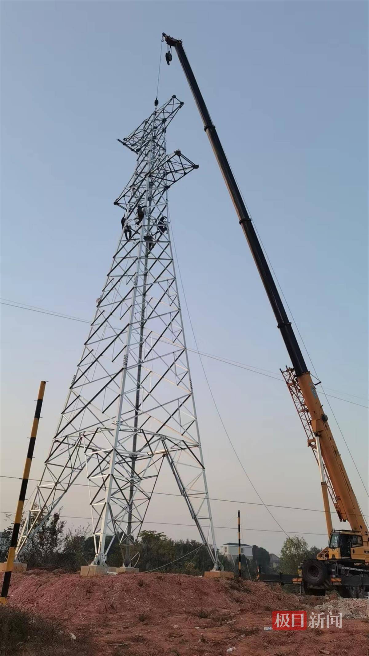 70米高空作业完成高压线塔迁改,供电部门助力地铁前川线二期建设提速
