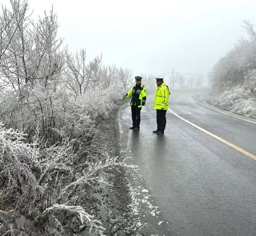 峨边县,马边县沐川县,金口河区等部分地区连续迎来冰雪雨雾恶劣天气