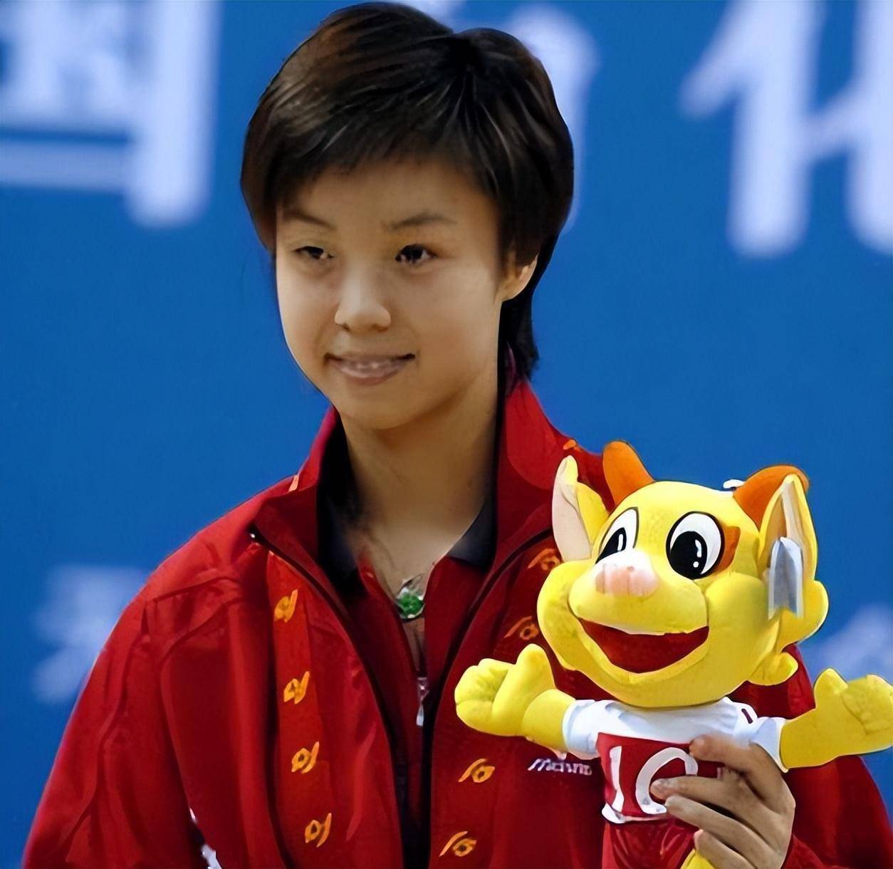 她是世界冠军,闪婚嫁给袁立前任,生一儿一女,一家四口其乐融融_张怡宁