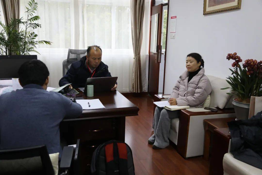 12月18日上午,育秀联合学校党总支书记苏丽华,校长王英,原江山小学