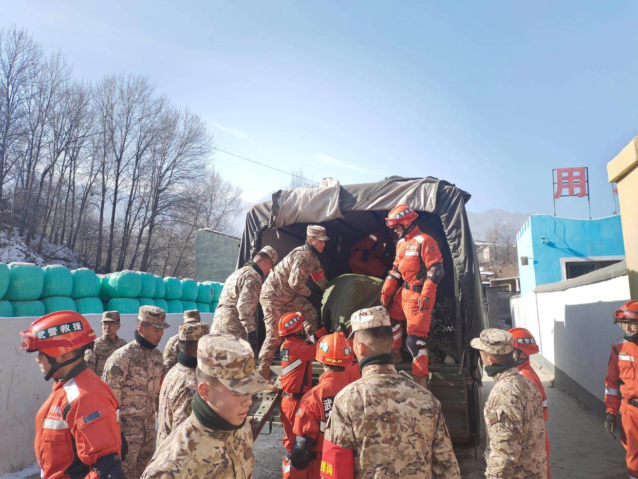 2级地震)人民子弟兵继续投入抗震救灾行动_新华社_刘集乡_甘肃