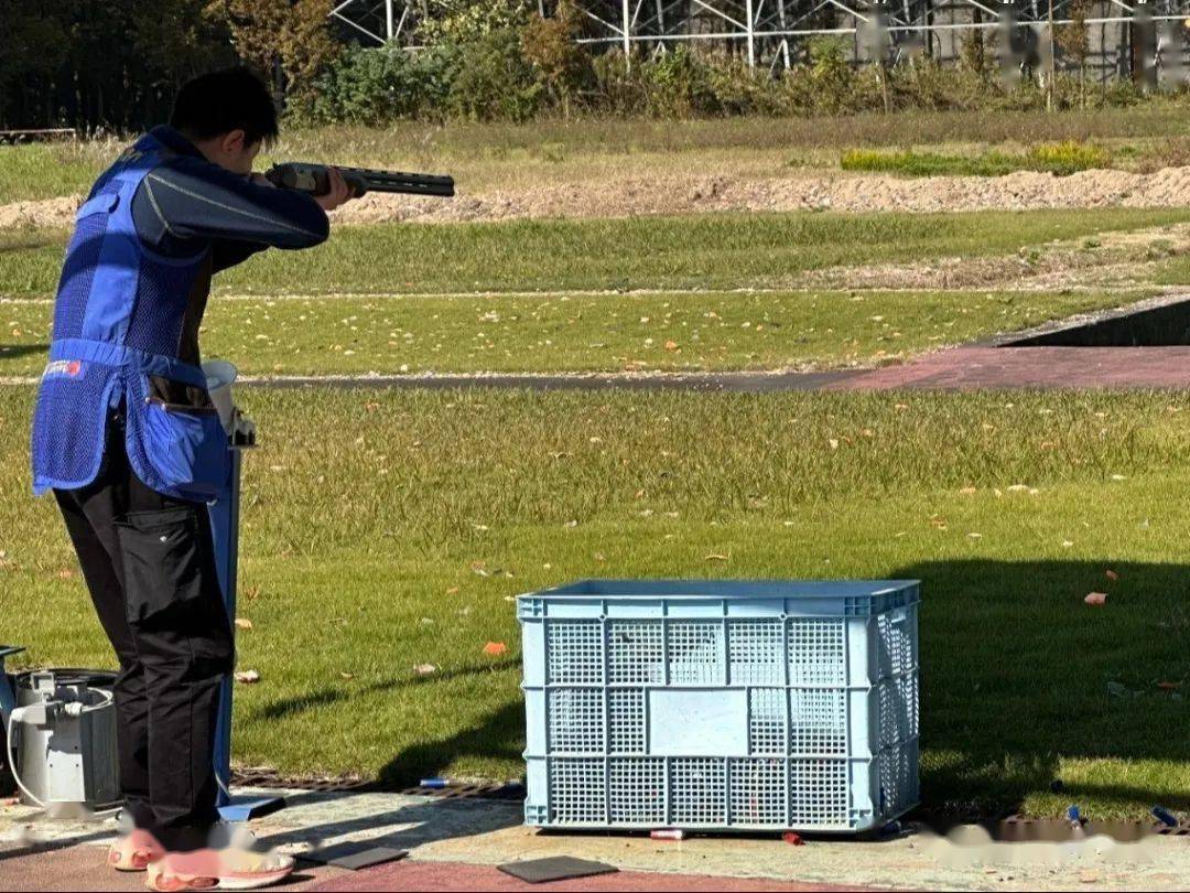 左右滑动查看更多图片长宁运动员钱赟昊,谢宏宇包揽甲组男子25米手枪