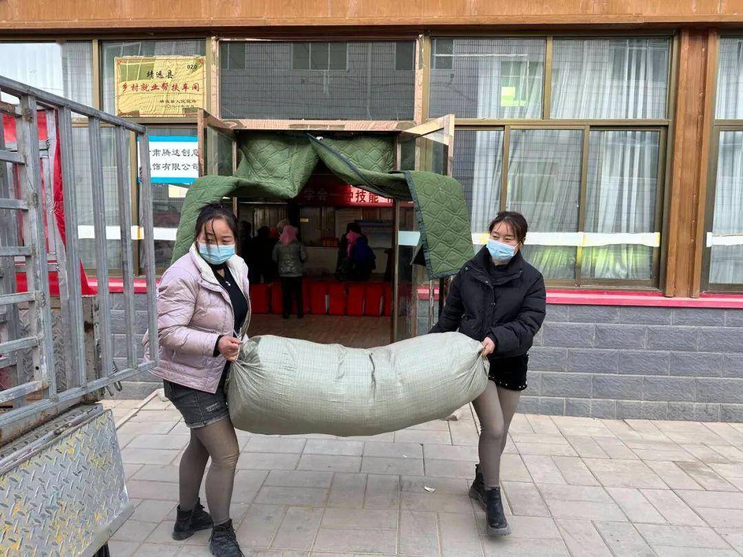 靖远县北湾镇富坪村扶贫车间2019年启动运营,按照"政府主导,企业带动