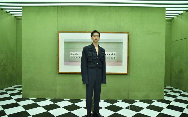 231221 李现惊艳亮相prada展览,风范引粉丝无限点赞_时尚_公众_品位