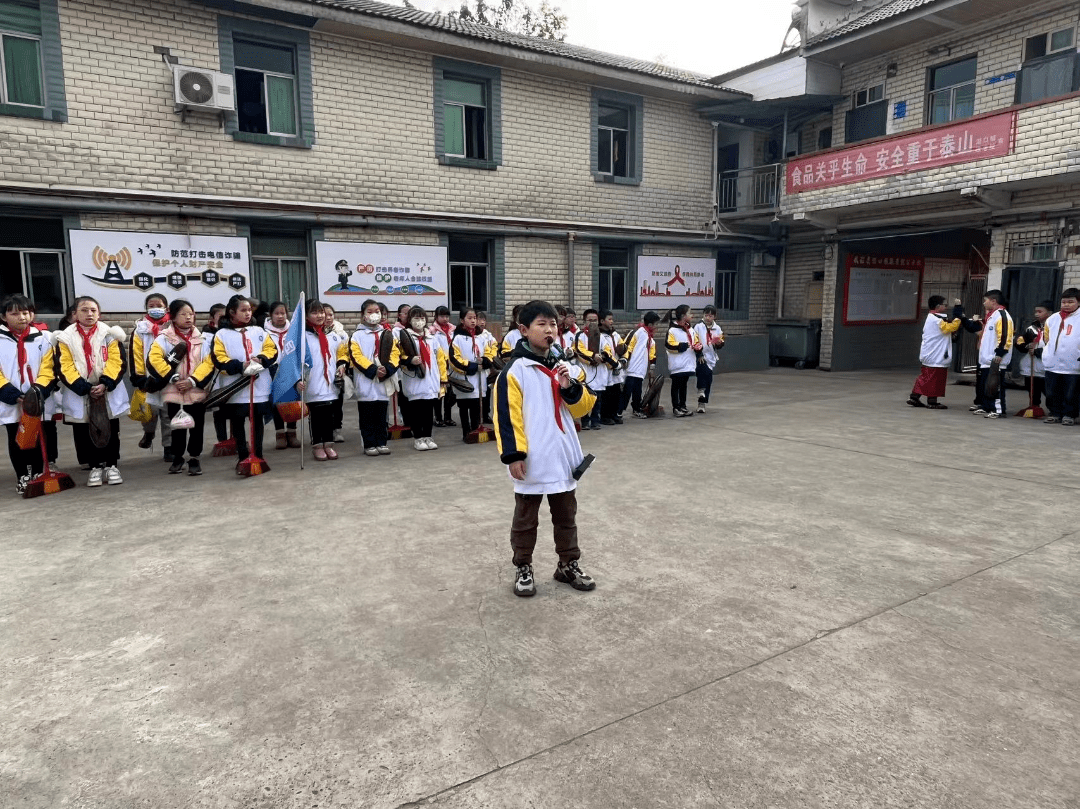 武胜县嘉陵小学校少先队开展敬老助老志愿服务活动